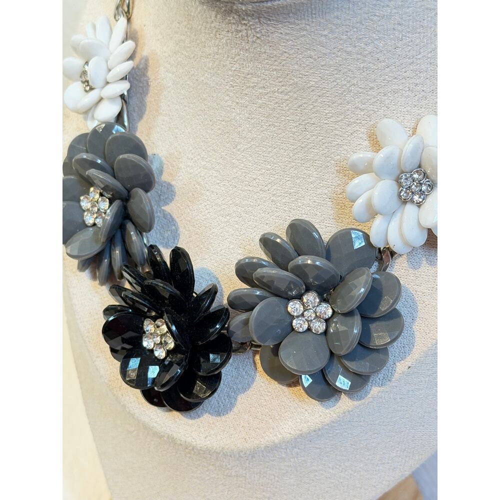 Black/Gray/Wht  Layered Floral Statement Necklace – 9" Drop - Picture 3 of 4